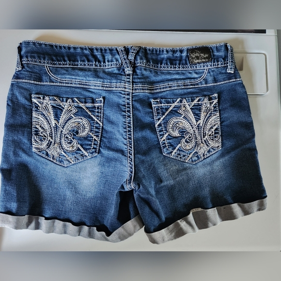 Shorts - Picture 2 of 7